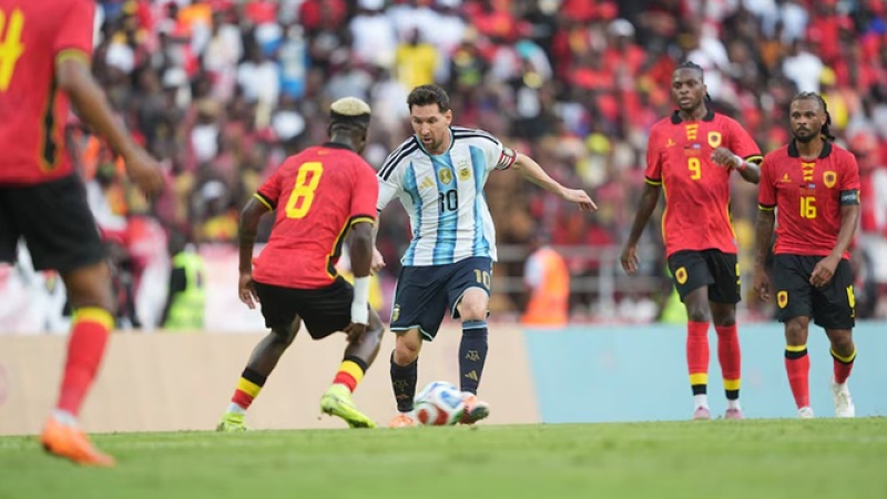 Argentina le ganó a Angola por 2-0 en el último partido del año