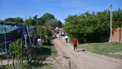 Operativo para retirar viviendas asentadas al borde de la Laguna Ávalos