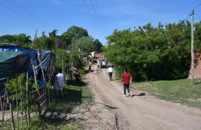 Operativo para retirar viviendas asentadas al borde de la Laguna Ávalos
