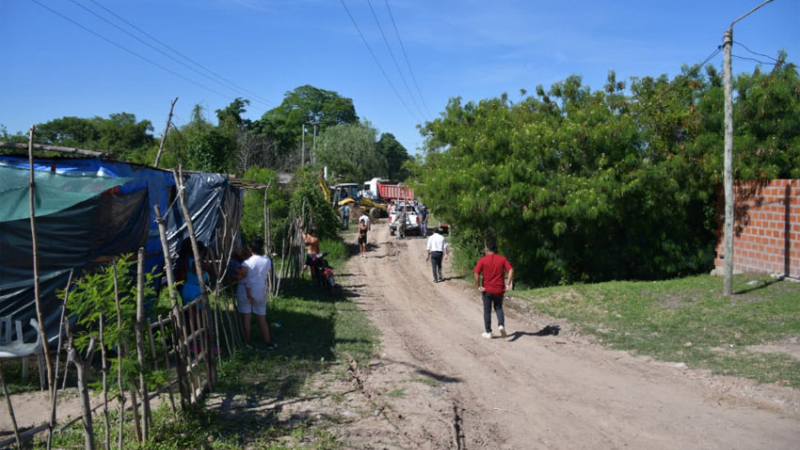 Operativo para retirar viviendas asentadas al borde de la Laguna Ávalos