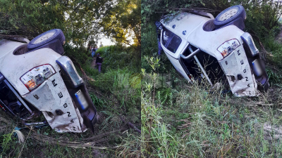 Un conductor volcó su camioneta tras esquivar caballos en la ruta: salió ileso