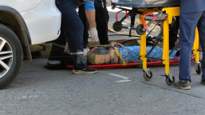 Una motociclista habría hecho una mala maniobra e impactó contra un auto estacionado