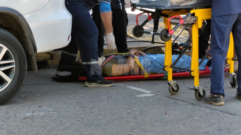 Una motociclista habría hecho una mala maniobra e impactó contra un auto estacionado
