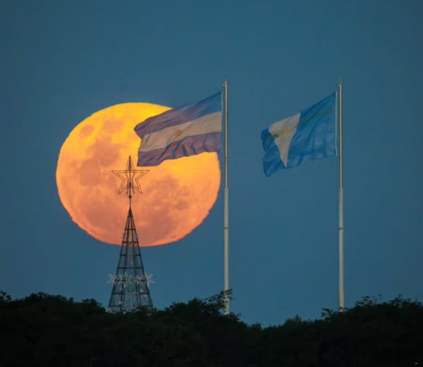 La bandera argentina ondeando junto a la de Formosa en la capital de esa provincia.