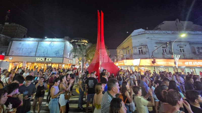 Miles de visitantes y buenas ventas en la exitosa Noche de las Peatonales