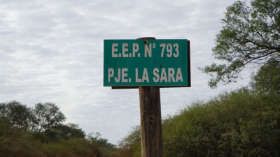 Hace 90 kilómetros en moto por caminos rurales para dar a sus alumnos educación de calidad
