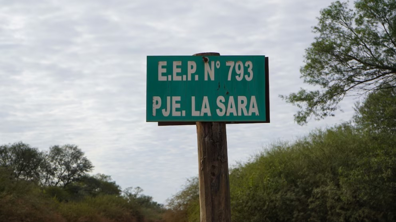 Hace 90 kilómetros en moto por caminos rurales para dar a sus alumnos educación de calidad