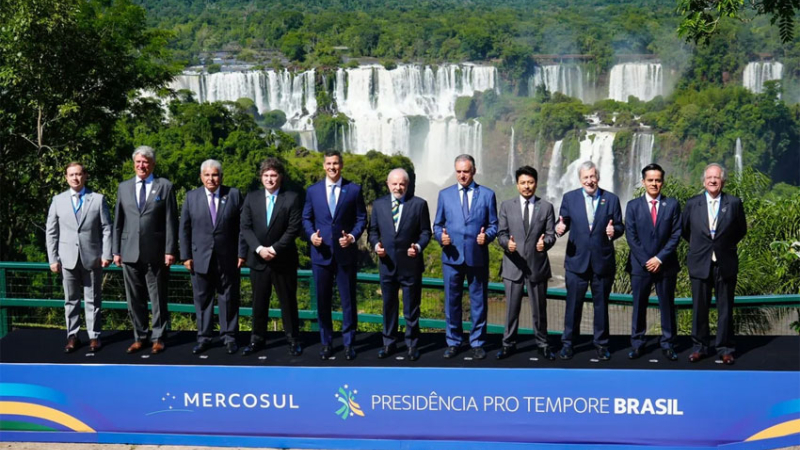 Milei en la foto de mandatarios con las Cataratas de fondo