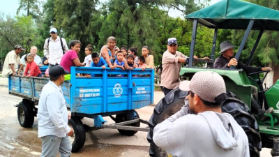 Evacuaron a catorce familias por la inundación en dos barrios