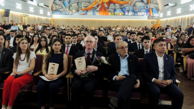 Ciencias Económicas: graduación de 59 egresados, homenaje a malvinense y afirmación institucional