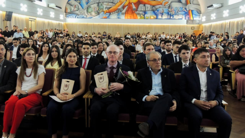 Ciencias Económicas: graduación de 59 egresados, homenaje a malvinense y afirmación institucional
