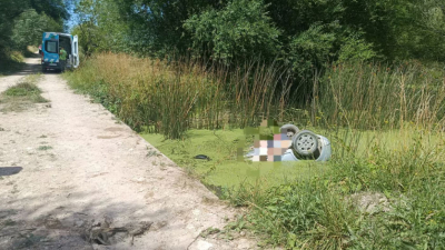 Volvía del cementerio, volcó y murió ahogada