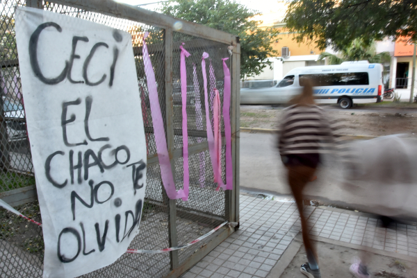 Carteles en la Cámara N° 1 antes de una audiencia por el caso Cecilia Strzyzowski, el 26 de agosto de 2025.
