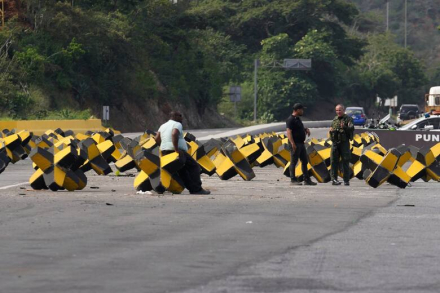 bloques-de-cemento-bloquean-el-acceso-a-la-GH7I4UNPHNGHRLH5XMD26ZCULE.jpg