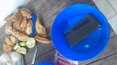 El celular venía "de postre": lo escondió en un taper y la descubrieron