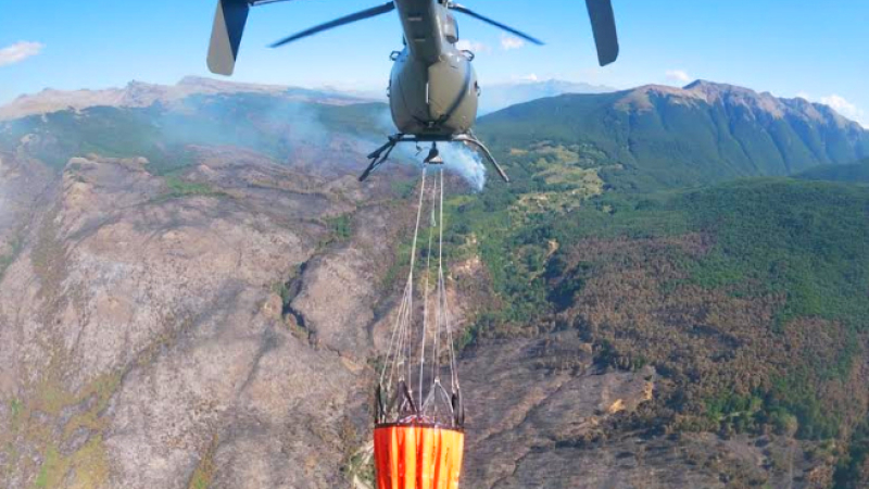 Arduo trabajo de los helicópteros del Ejército Argentino en los incendios en Chubut