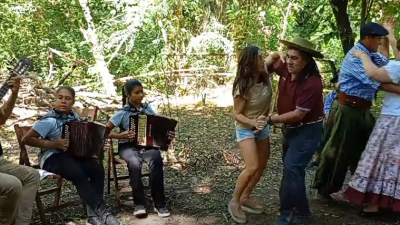 La Sole cantó y bailó con folcloristas de Puerto Tirol