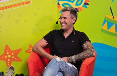 Fabrica y recicla zapatillas para niños que no iban a la escuela por falta de calzado