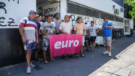 Algunos de los trabajadores que forman parte de la toma de la empresa Euro en Villa Gobernador Gálvez. (Alan Monzón-Rosario3).jpg