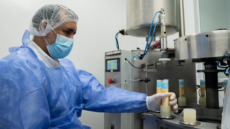 Continúa el proceso de producción de un protector solar en Formosa