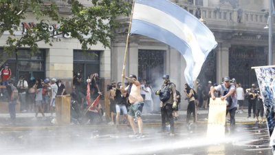 Incidentes, gases y explosiones en las afueras del Congreso