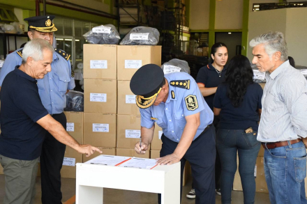 entrega de uniformes policiales confeccionados por Fontex.jpg
