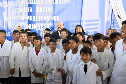 Insfran junto a los alumnos en el acto central.jpg