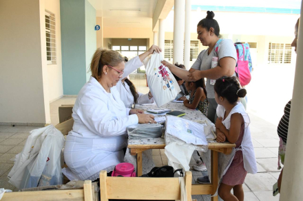 entrega de kits en la EPEP N° 548.jpg