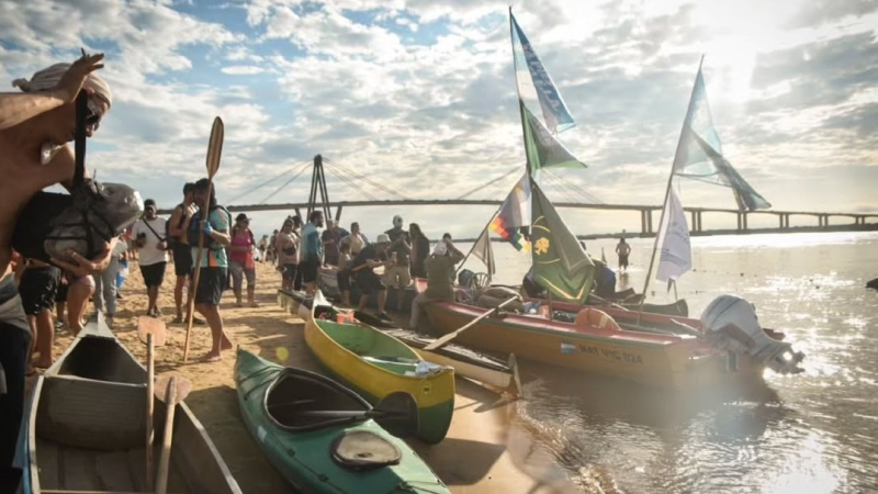 Una nueva travesía en defensa del río Paraná partió desde la costa chaqueña