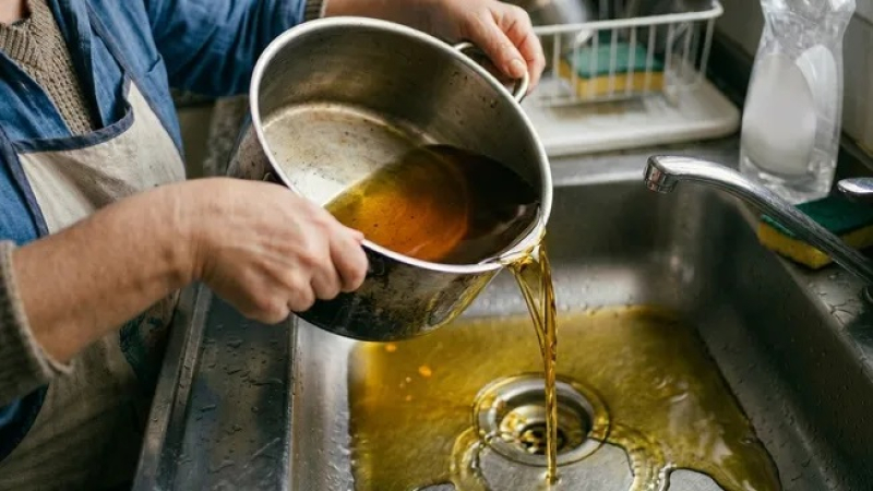 Por qué no tirar aceite vegetal usado por la pileta