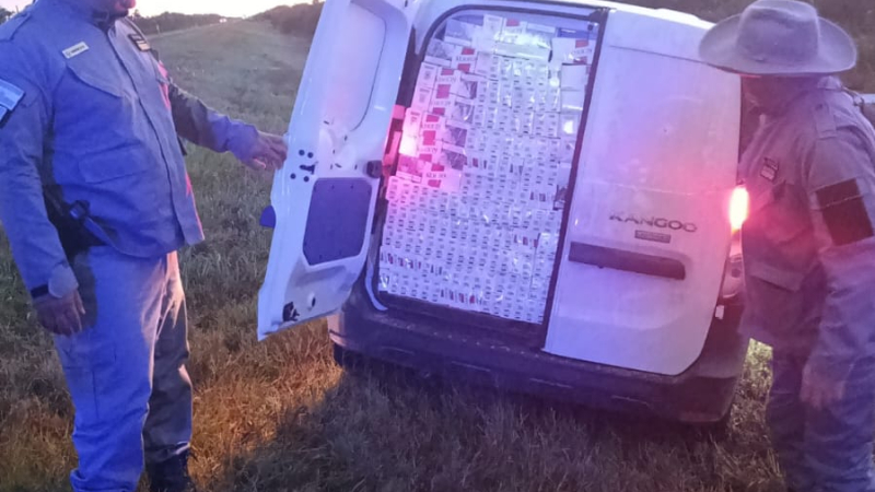 Evadió un control, huyó corriendo al monte y cayó con más de 60 cajas de cigarrillos ilegales
