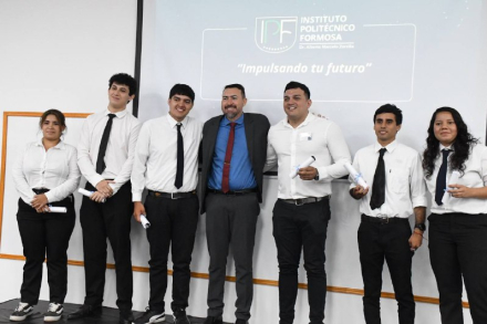 Orrabalis con estudiantes.jpg