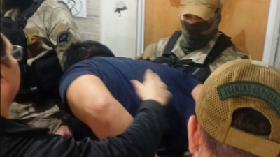 Exgendarme se atrincheró con su bebé y lo detuvieron falsos médicos