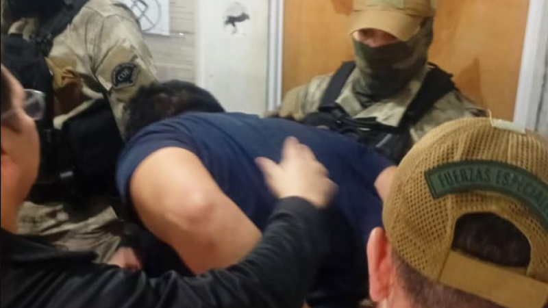 Exgendarme se atrincheró con su bebé y lo detuvieron falsos médicos