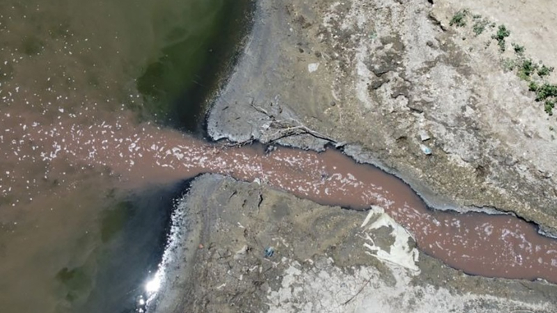 El presidente de un frigorífico fue procesado por contaminar las aguas de un río