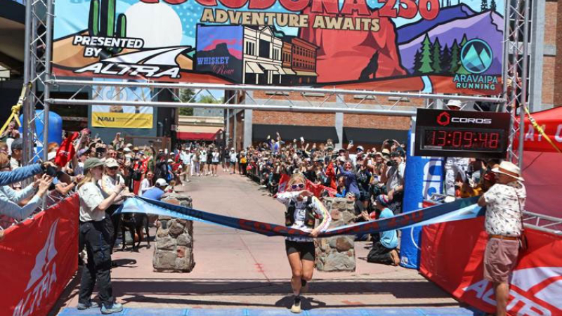 Una mujer ganó la ultramaratón Cocodona 250 en 56 horas durmiendo solamente 19 minutos