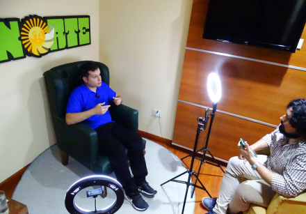 Marcelo López con un entrevistado.jpg