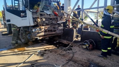 Dramático rescate en el peaje: bomberos liberaron a un camionero atrapado tras un incidente vial