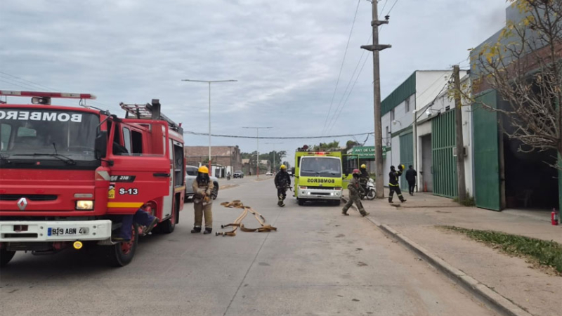 La explosión de una batería originó un incendio en un taller