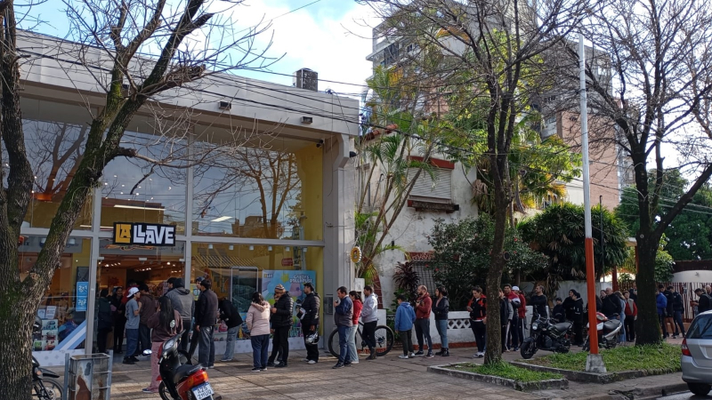 La pasión por las figus amplía filas en comercios y moviliza el intercambio