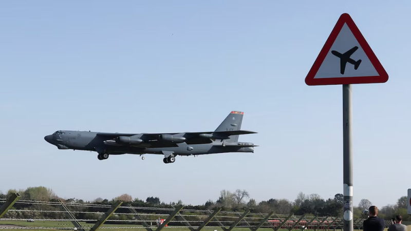 Mueren ocho tripulantes luego de que el bombardero B-52 se estrellara en la base aérea Edwards de California