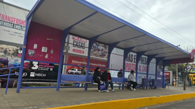 Caminar 15 cuadras por otra línea o pagar hasta $20.000 diarios por la falta de colectivos