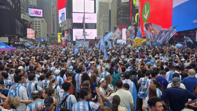 La Argentina copó Times Square con un banderazo multitudinario