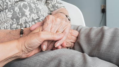 Los abuelos y ancianos no son obsoletos, son pilares fundamentales
