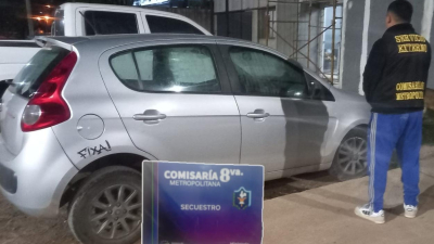 Buscaban un auto robado y lo encontraron en el patio de una casa