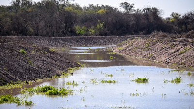 Limpian un canal que une Villa Berthet con San Bernardo, La Tigra y La Clotilde
