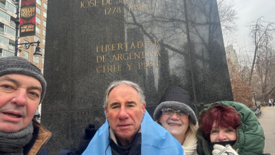 Chaqueños junto a un monumento dedicado a San Martín en Estados Unidos