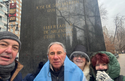 Chaqueños junto a un monumento dedicado a San Martín en Estados Unidos