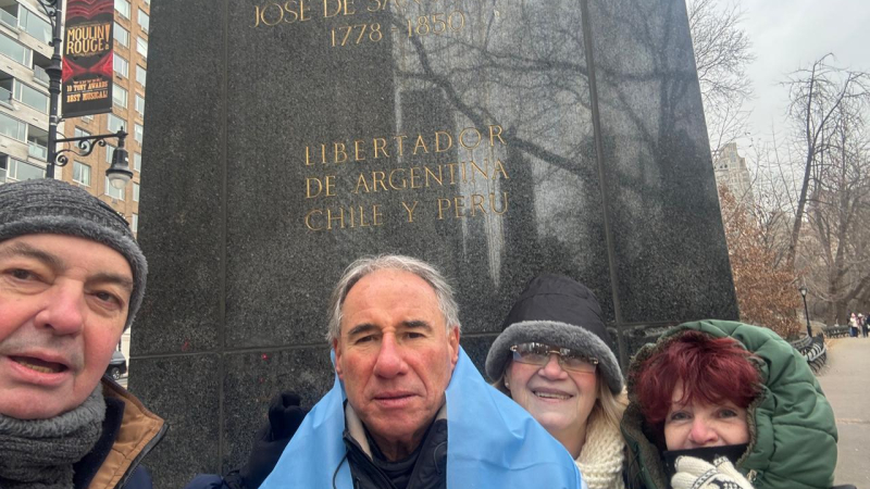 Chaqueños junto a un monumento dedicado a San Martín en Estados Unidos