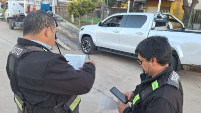 Por arrojar residuos en la vía pública le incautaron la camioneta